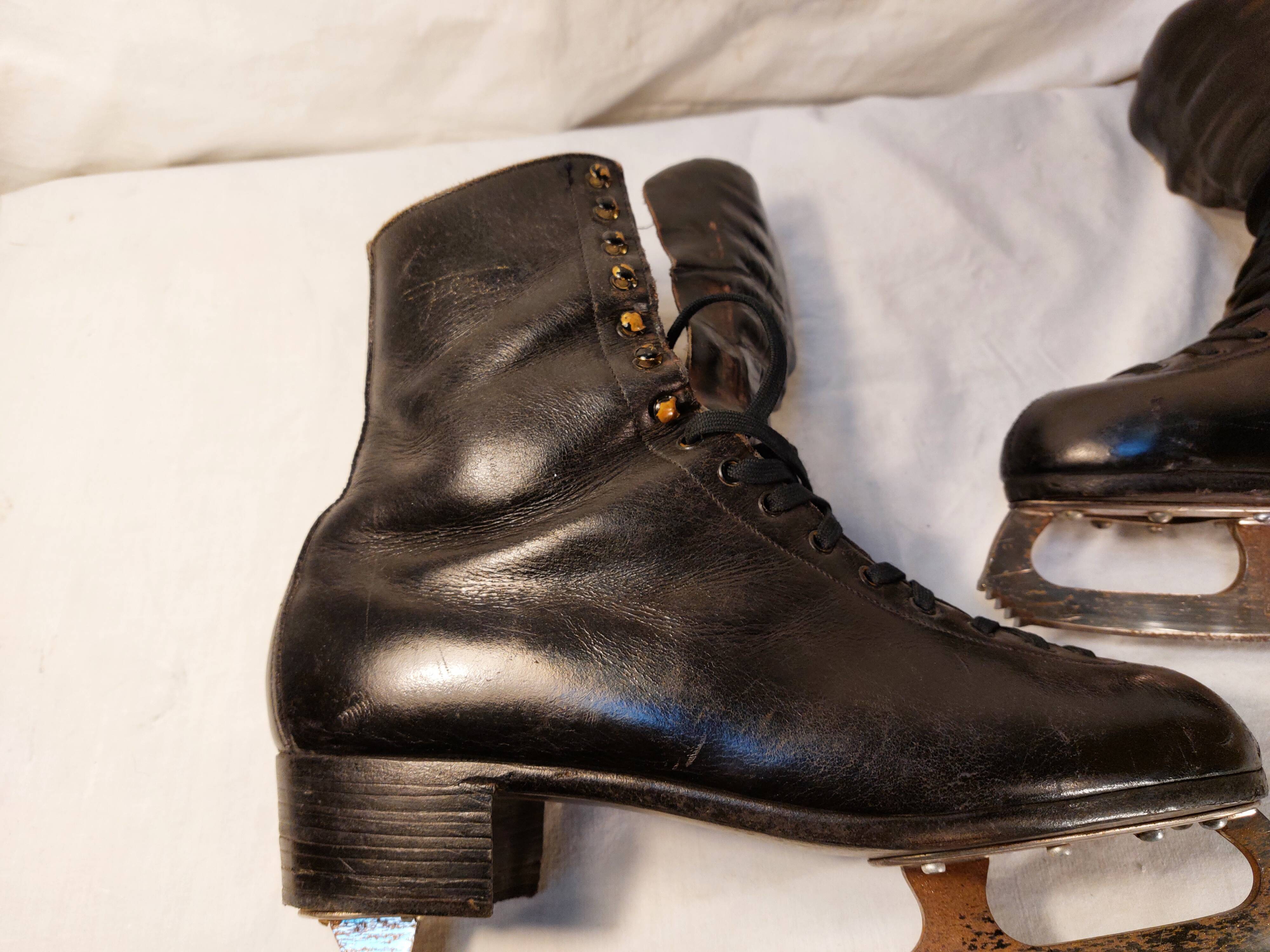 Pair of vintage ice skates Alviera