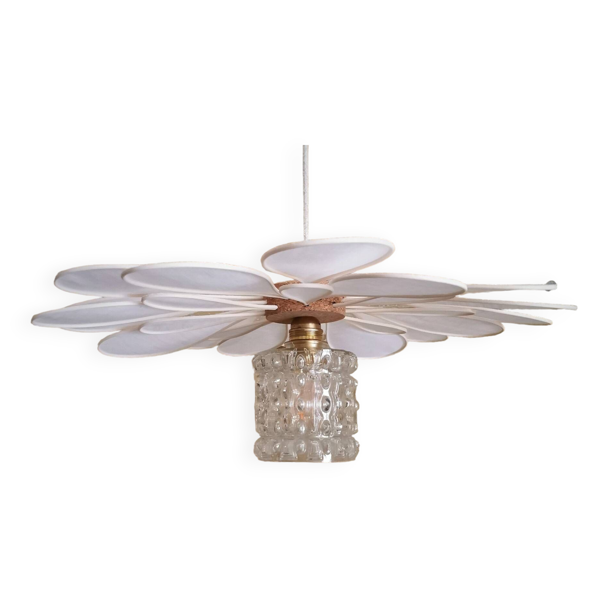Suspension flower petals in rattan, white linen and vintage glass globe
