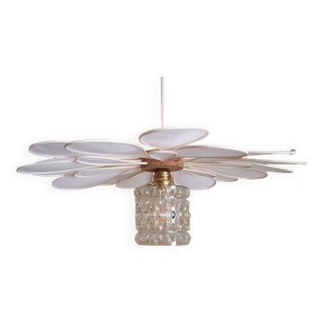 Suspension flower petals in rattan, white linen and vintage glass globe