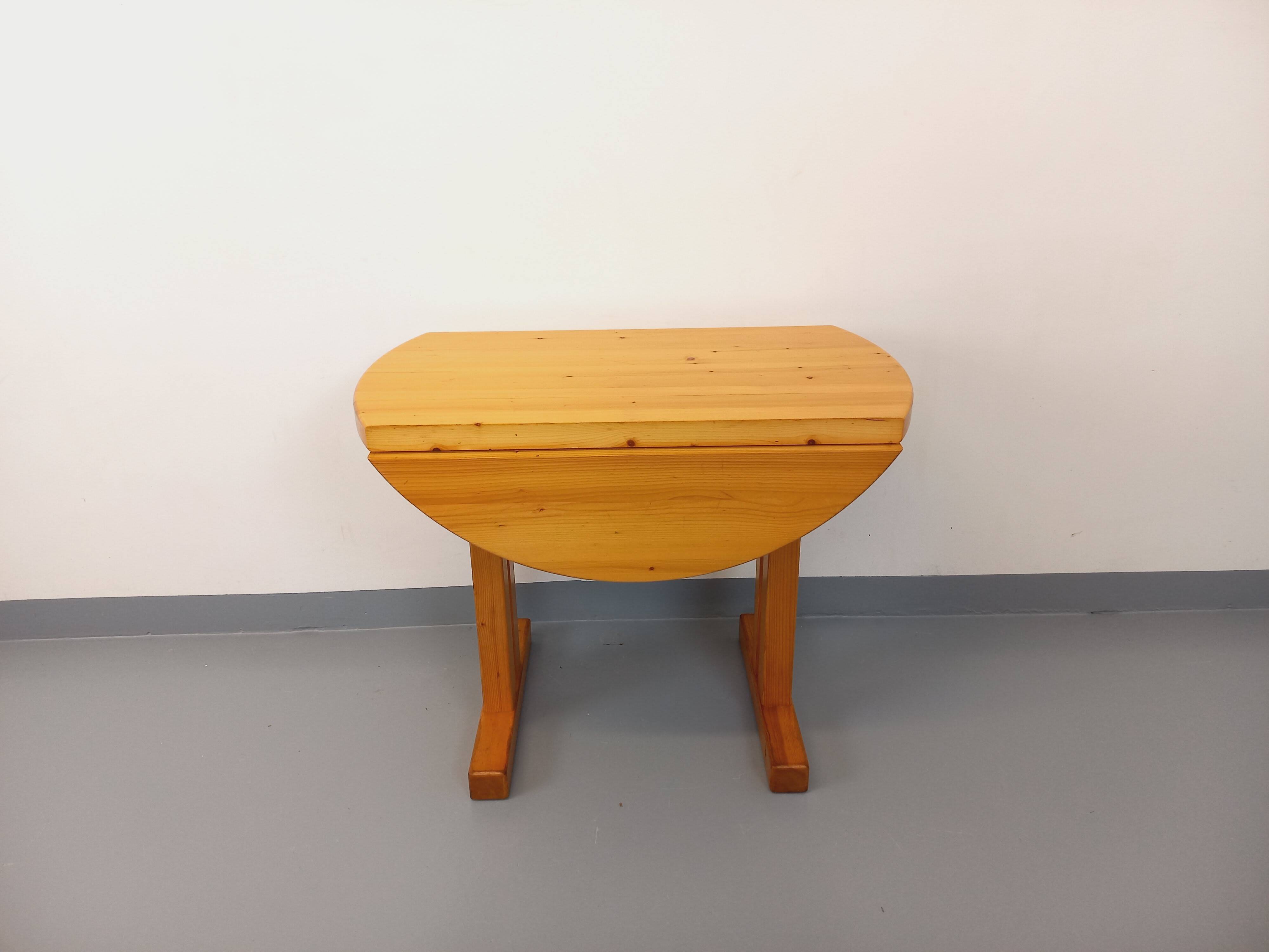 Vintage Charlotte Perriand Les Arcs round pine dining table from the 60s 70s