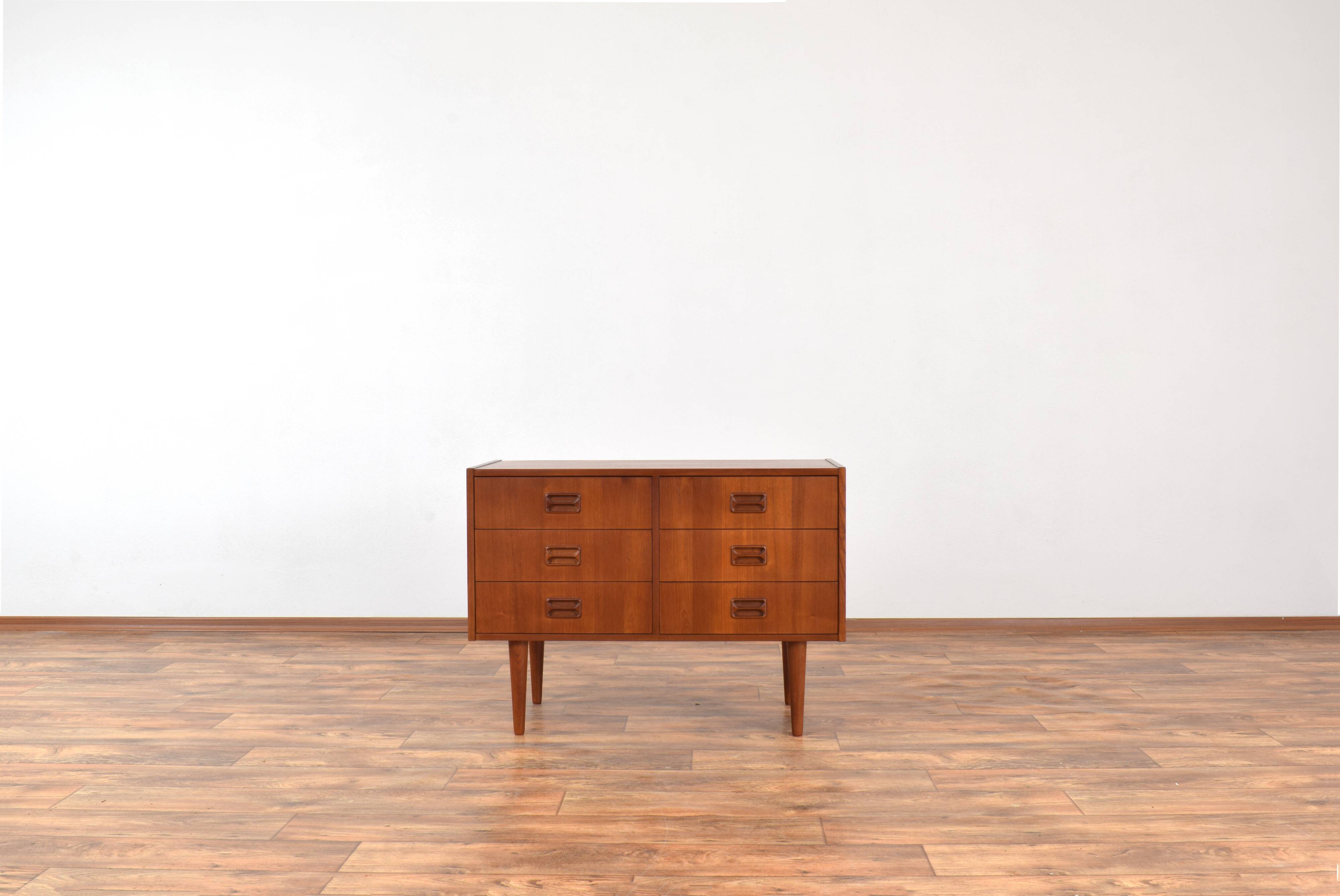 Commode à tiroirs danoise du milieu du siècle en teck, années 1960.