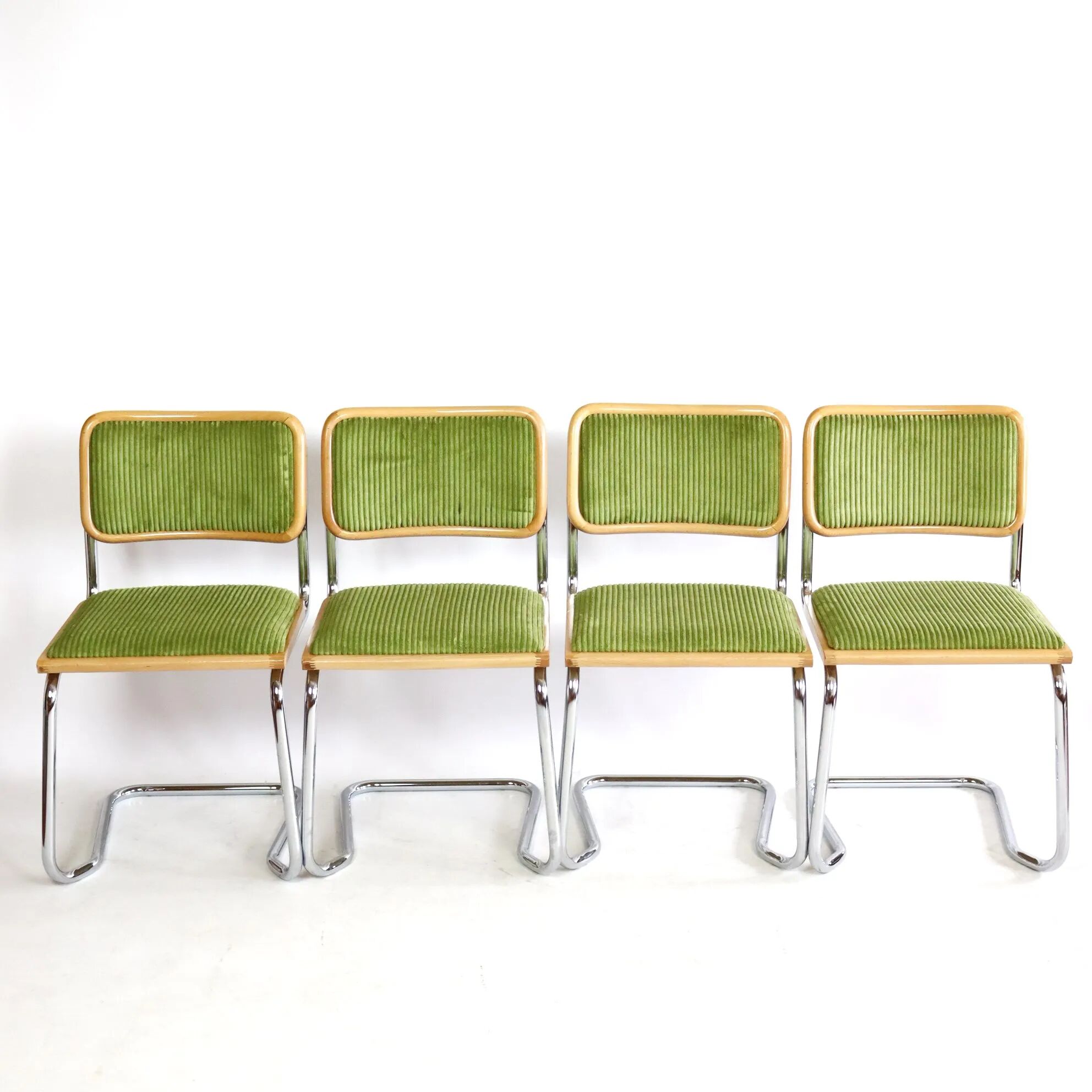 Série de quatre chaises B32