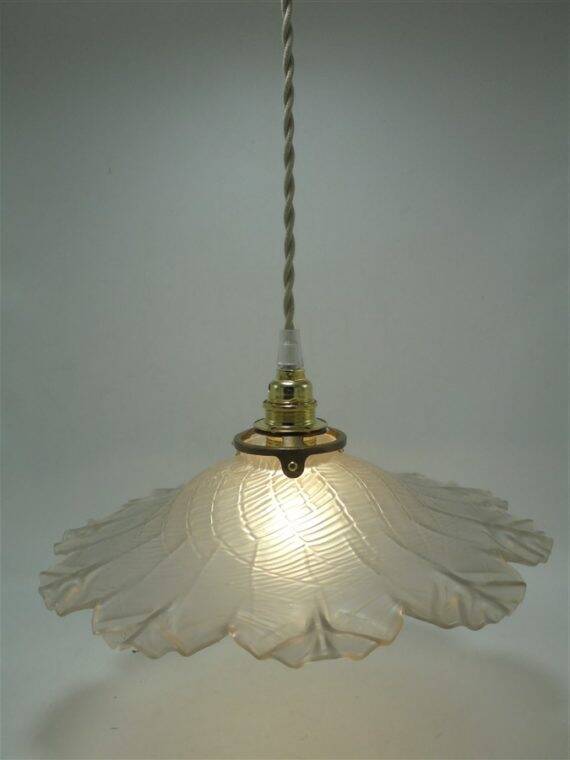 Suspension (spider web decor)