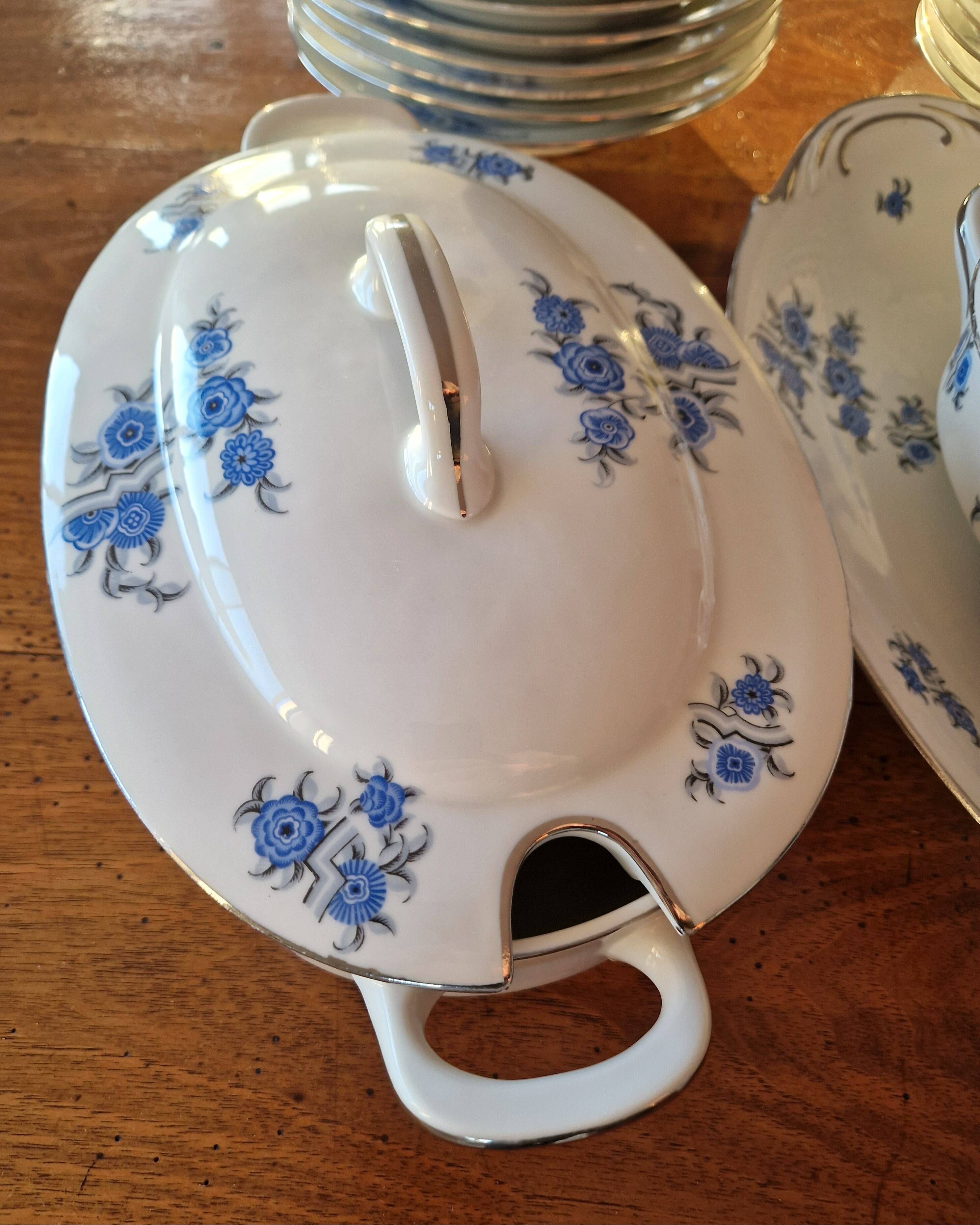 Art Deco porcelain dinner service, Legrand Limoges, 41 pieces.