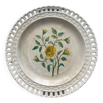 Assiette ajourée en faïence fine, opaque de Lunéville, peinture de fleurs datée de 1887