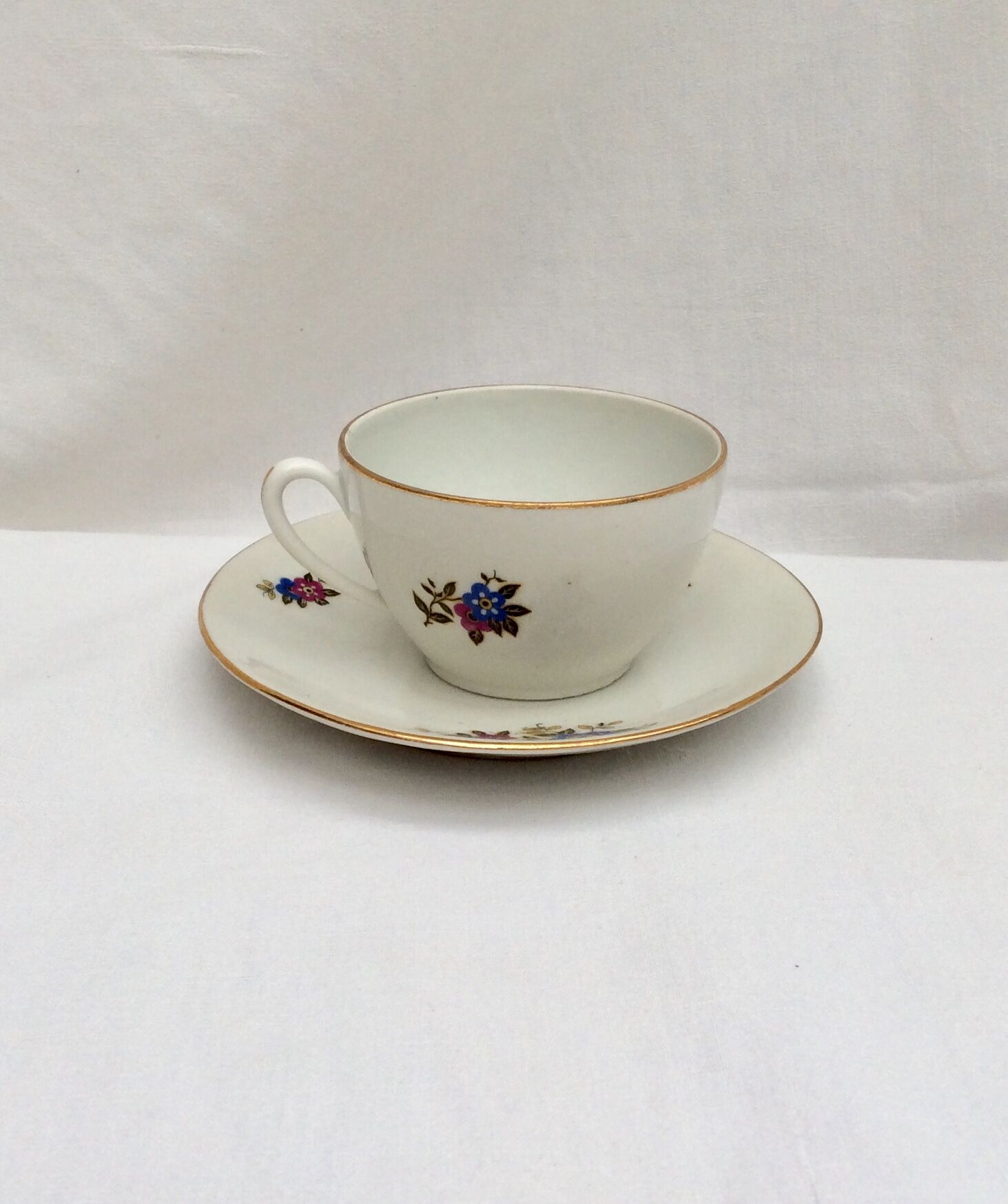 5 cups lot with French-made earthenware saucers size: height -5.5cm- D-8.5cm-