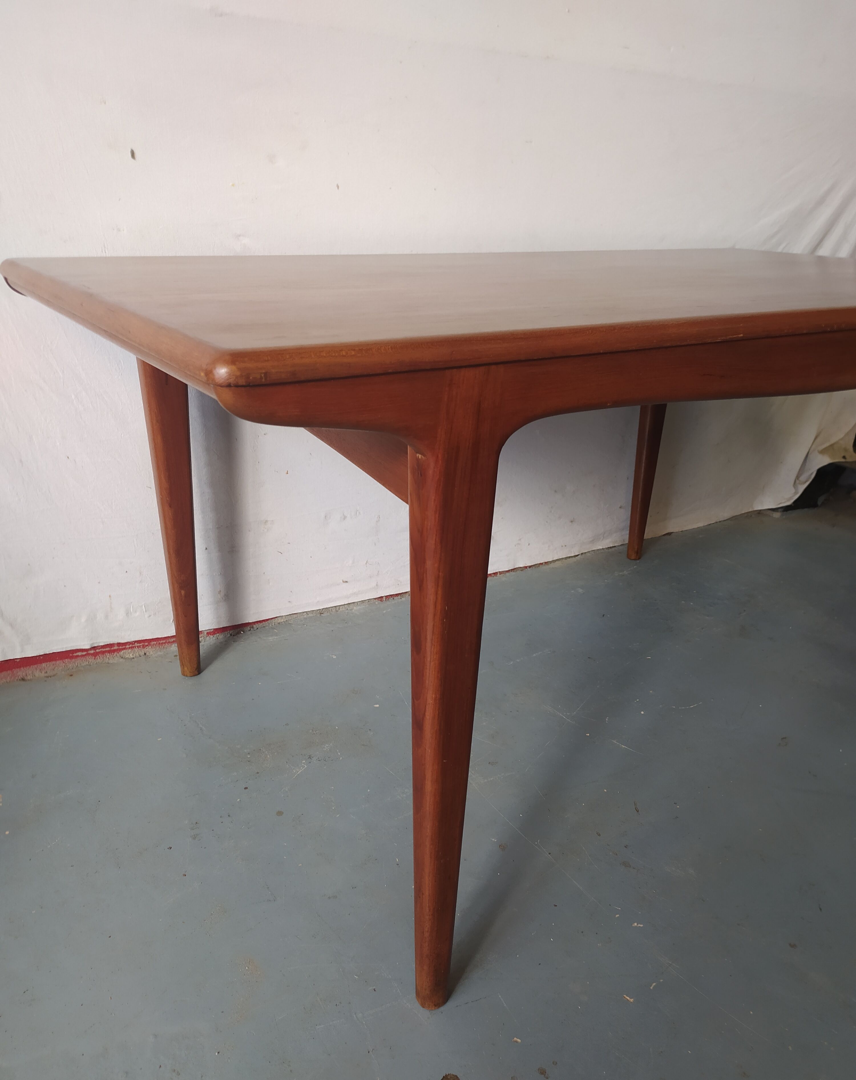 Extendable table in solid teak