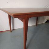 Extendable table in solid teak