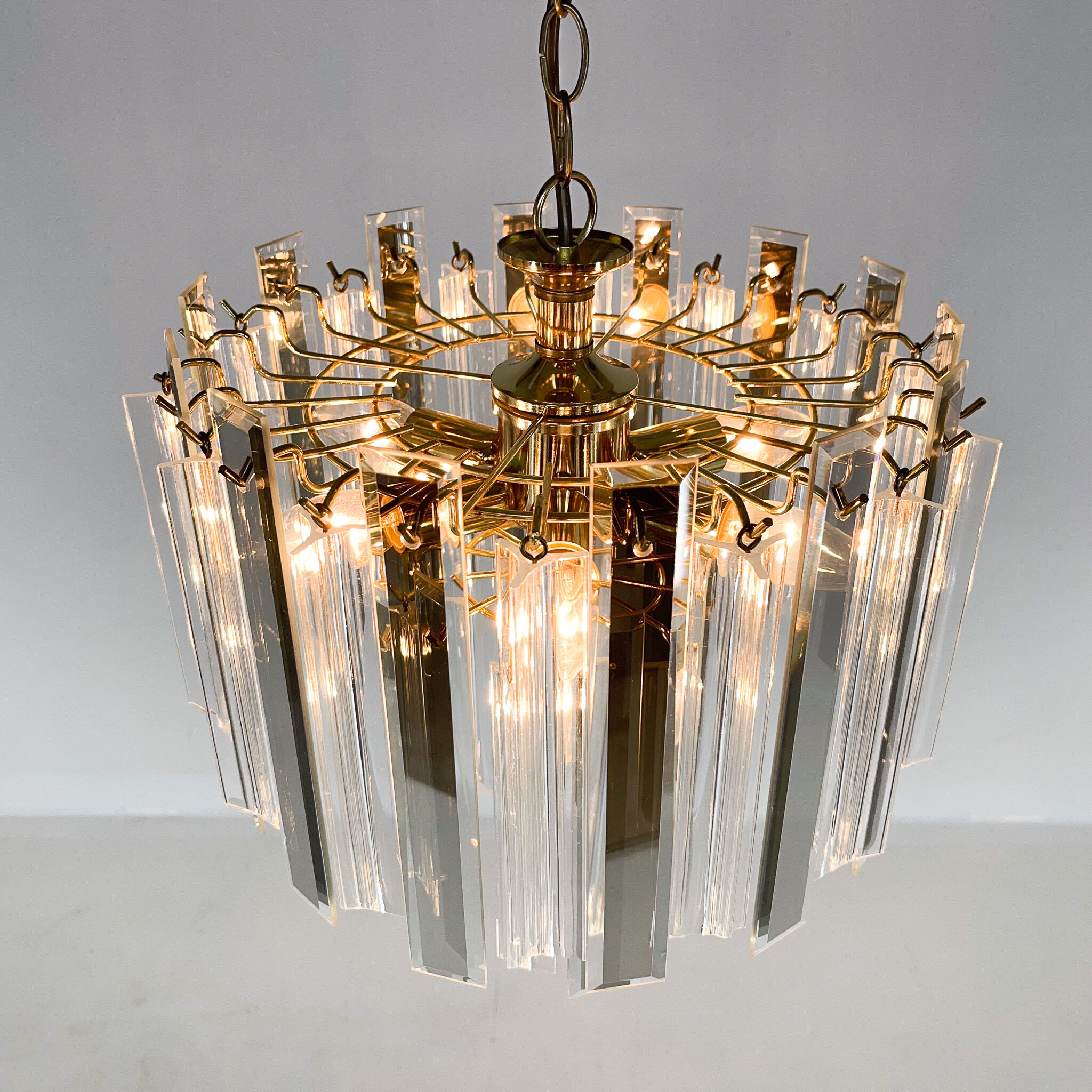 Lustre du milieu du siècle en laiton, verre et lucite, Autriche, années 1970
