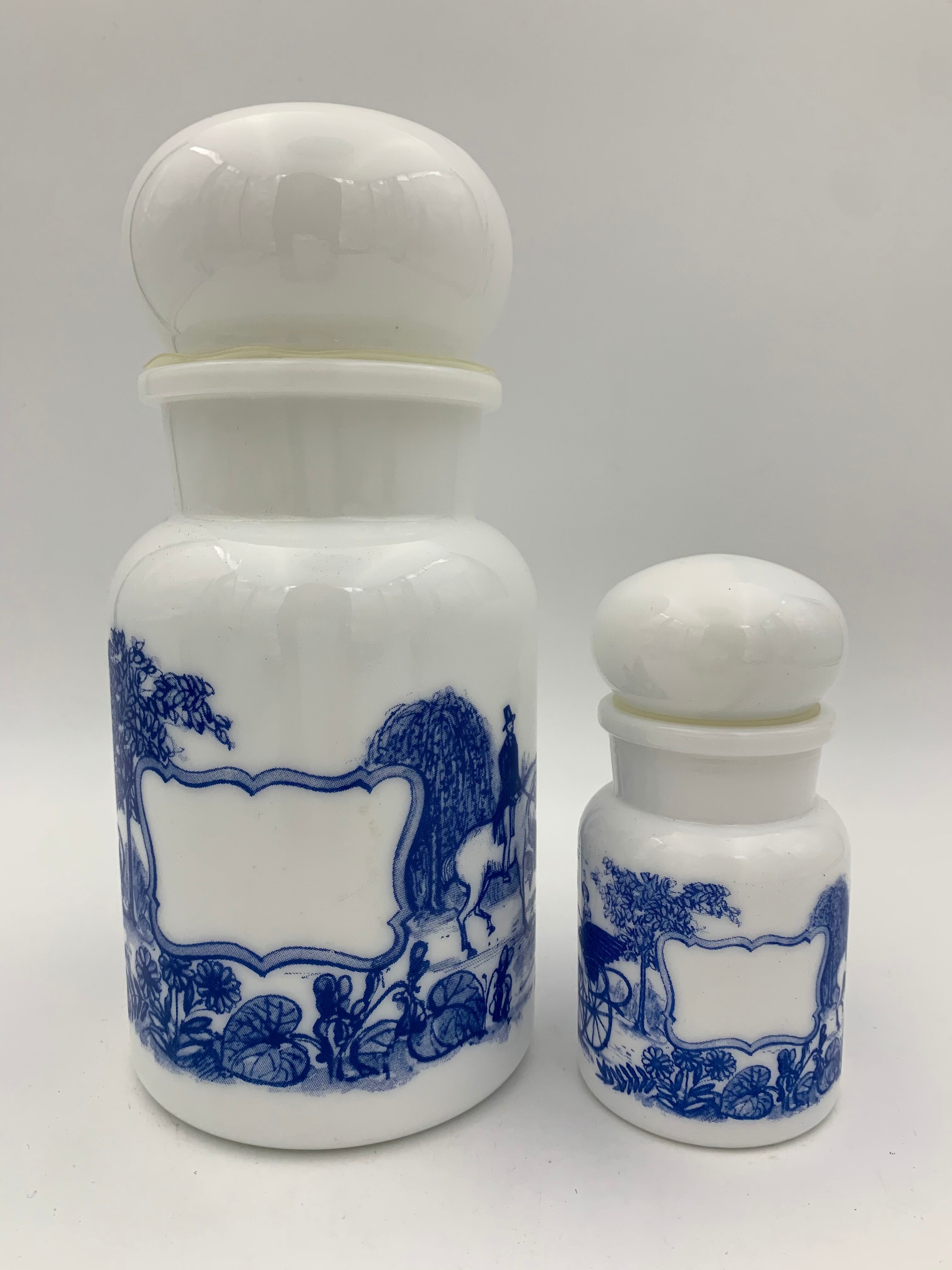 Lot de deux flacons vintage pots à épices bocaux en opaline blanche, décor bleu - Années 1970
