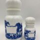 Lot de deux flacons vintage pots à épices bocaux en opaline blanche, décor bleu - Années 1970