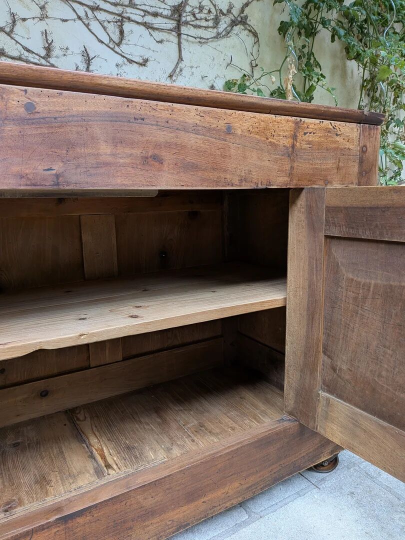 Buffet bas en bois massif sur roulettes – style industriel & campagne