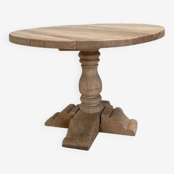 Round table in solid oak.