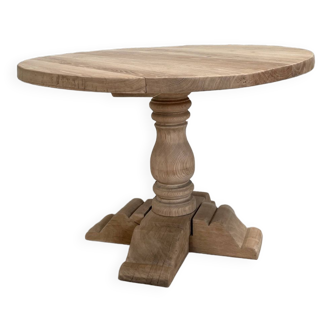 Round table in solid oak.