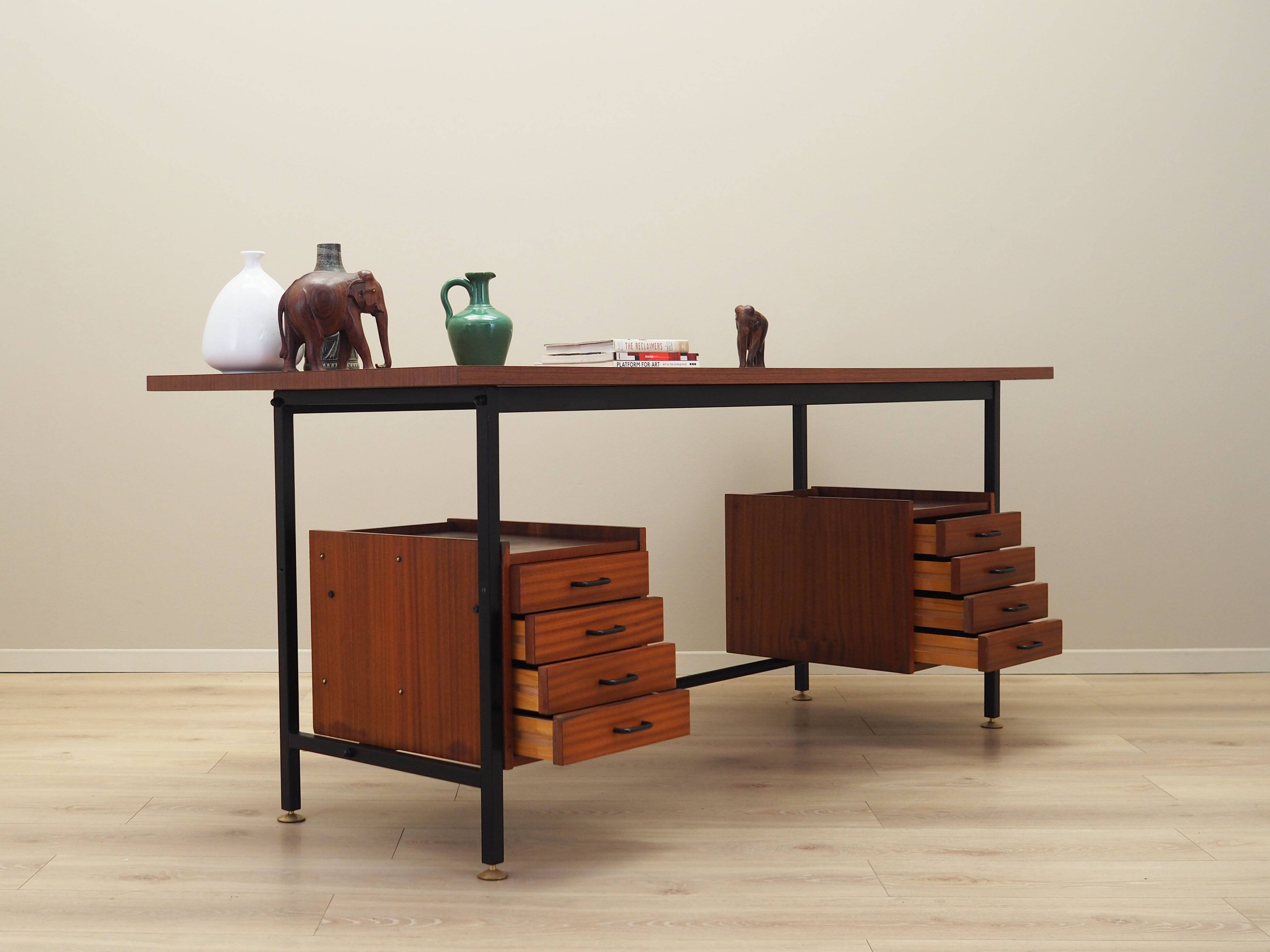 Bureau en acajou, design italien, années 1970, production : Italie