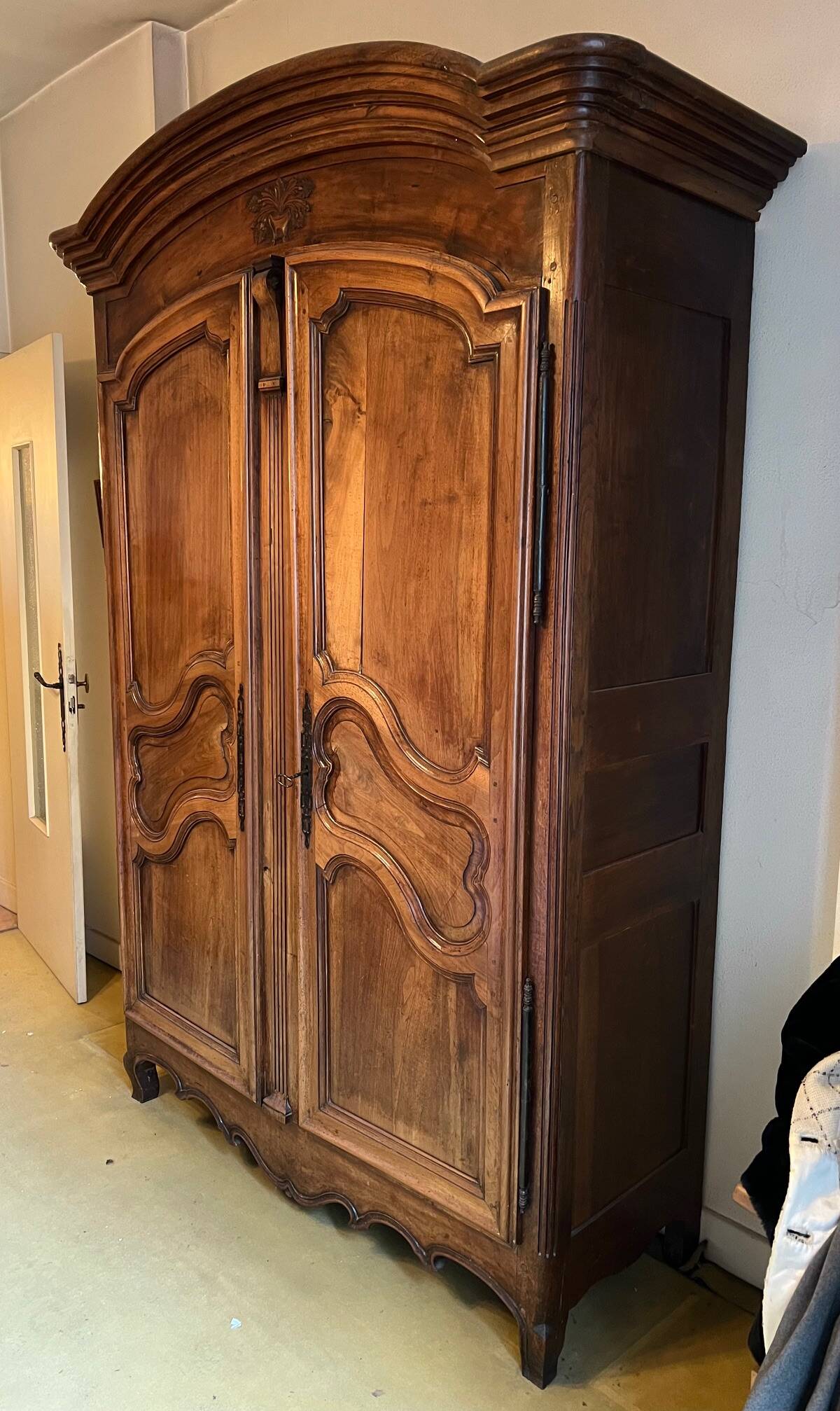 Dauphinoise Louis XV walnut armoire, storage cabinet H: 2.20m