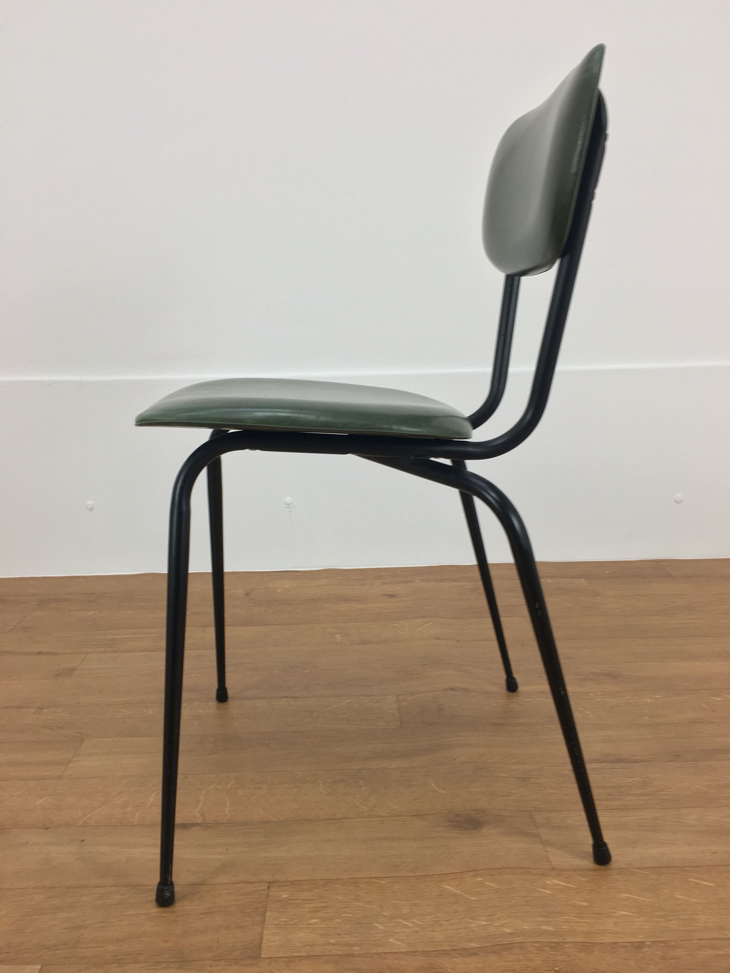 Set de 4 chaises années 50, métal et skaï vert
