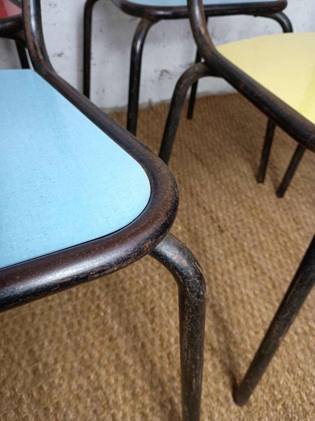 8 chaises de cantine formica rouge jaune bleu tubulure métal années 50-60