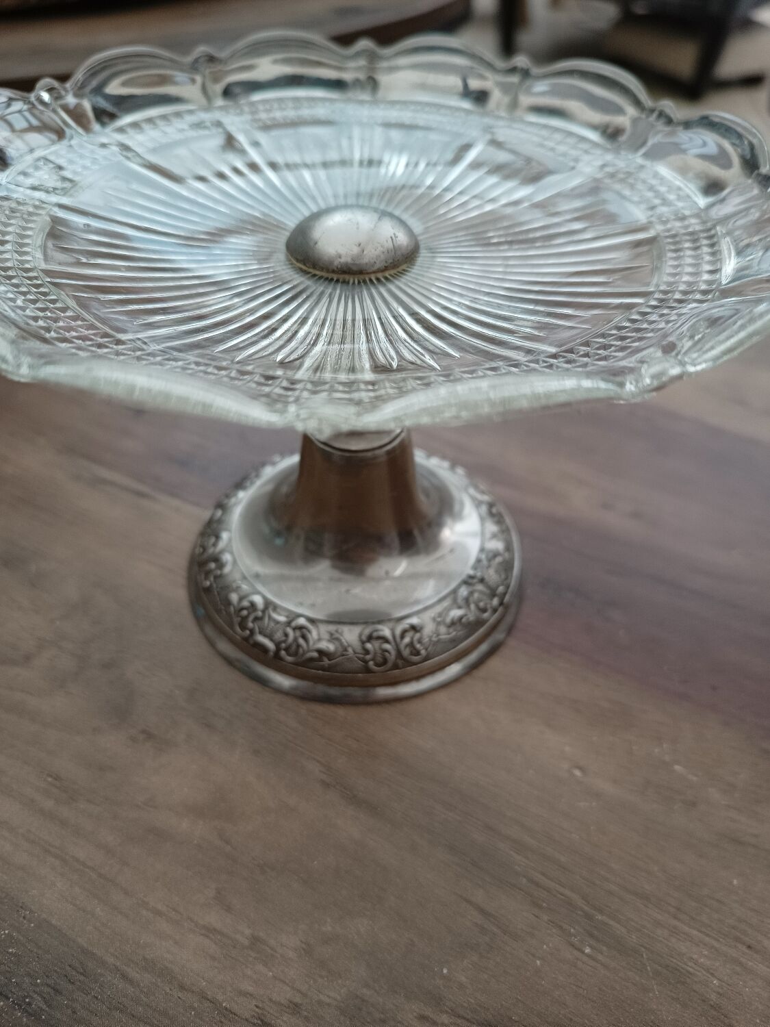 Compotier in molded glass and regulated foot