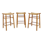 Ensemble de 3 tabourets de bar en chêne et assise en jonc tressé
