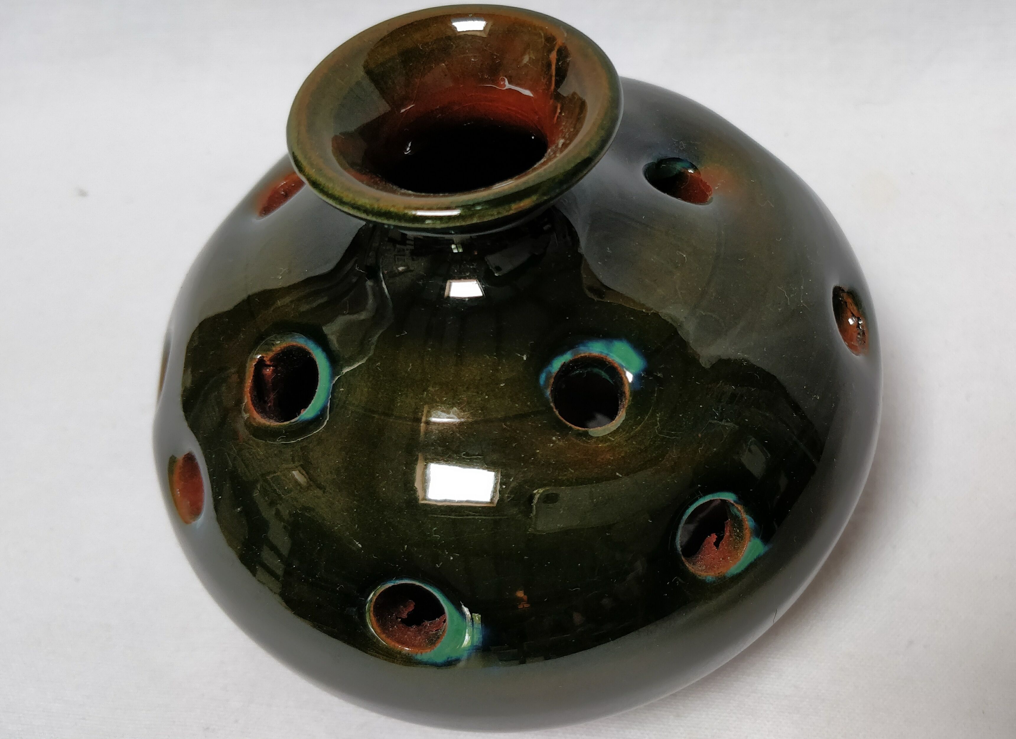 Vase rond pique fleurs en céramique verte