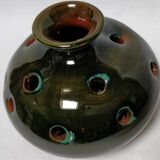 Round vase spikes flowers in green ceramic