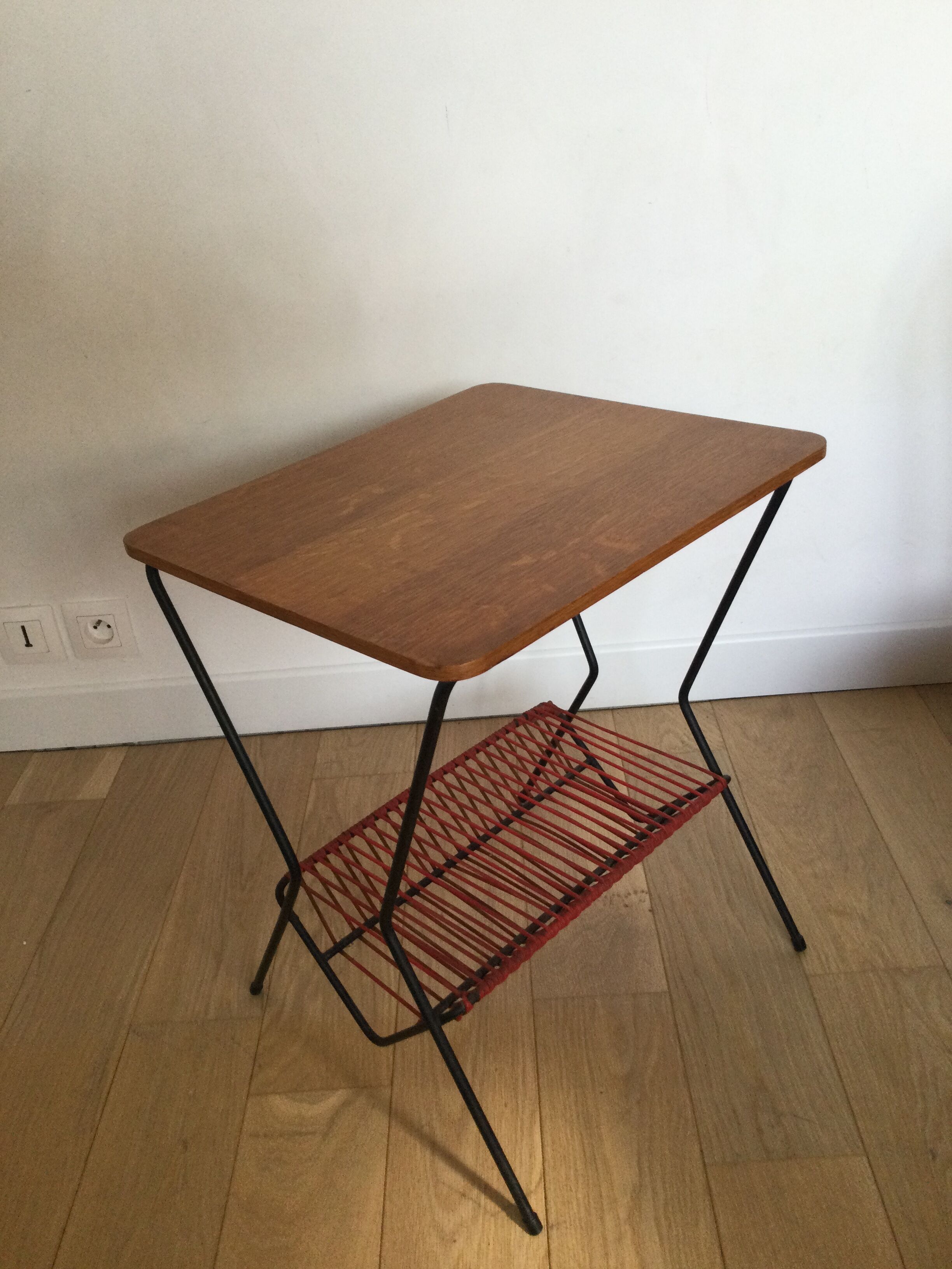 Table bois années 50 avec range vinyles et revues scoubidou