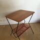 Table bois années 50 avec range vinyles et revues scoubidou