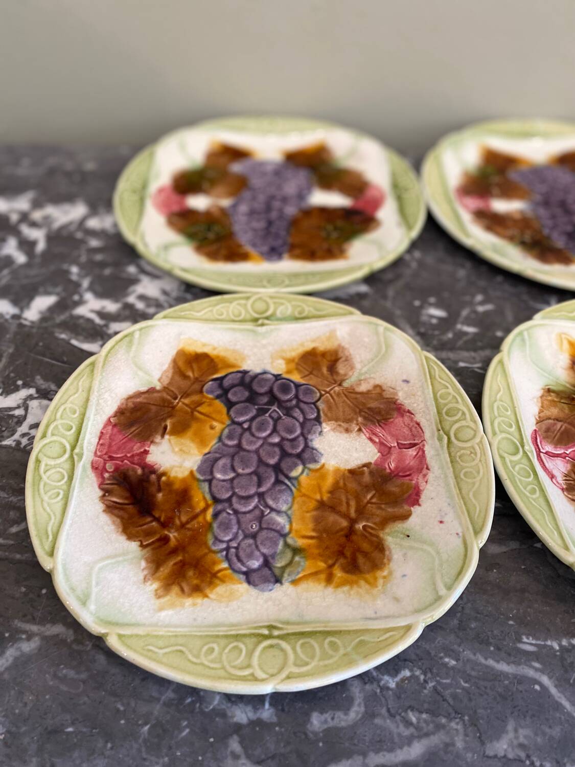 5 assiettes en barbotine