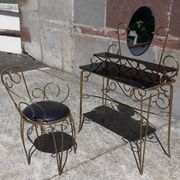 Coiffeuse et chaise en métal doré et opaline.