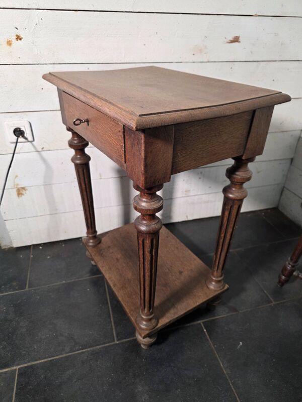 Table de chevet style Louis XVI en chêne massif