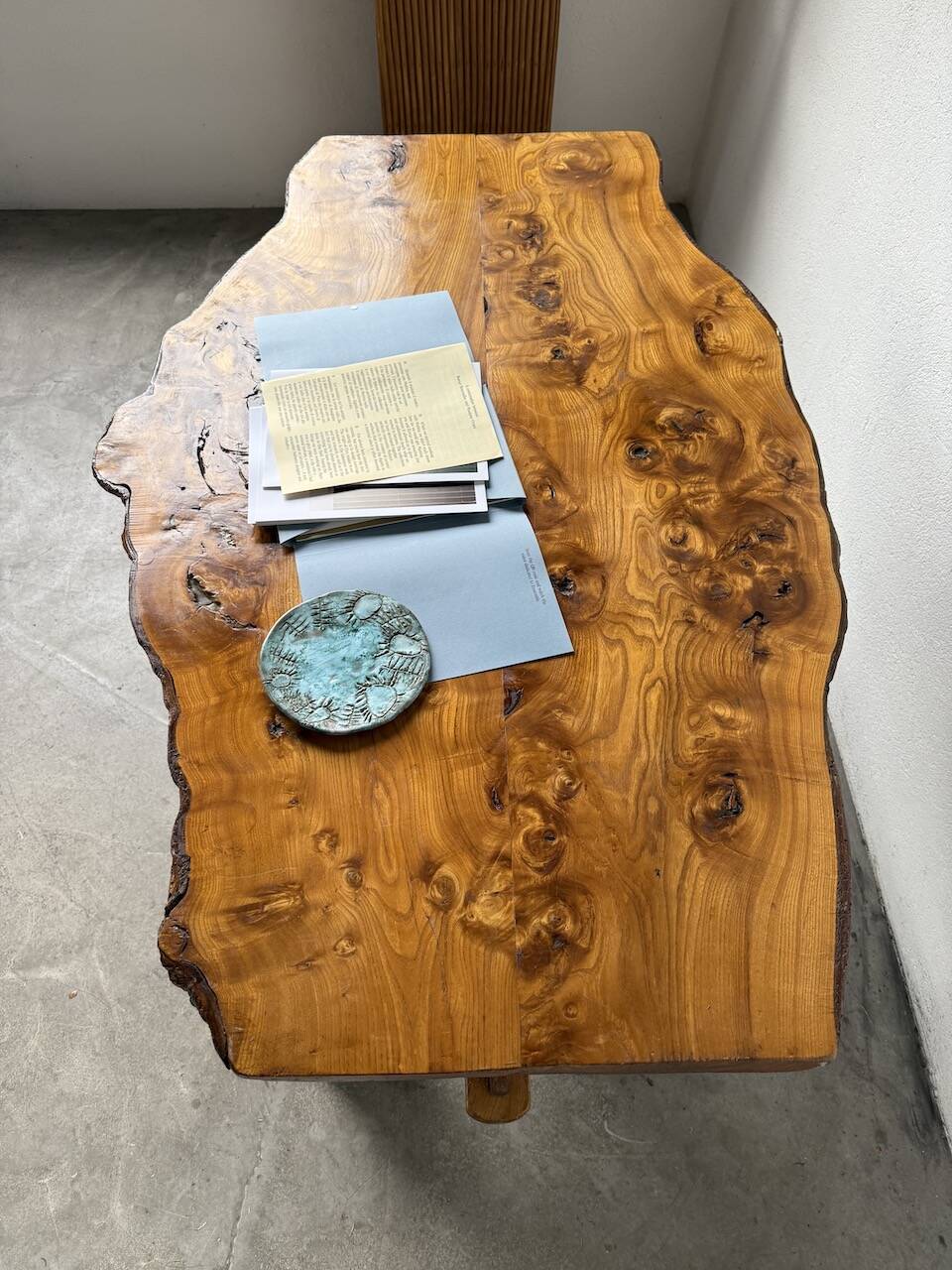 Table artisanale en orme massif, art populaire