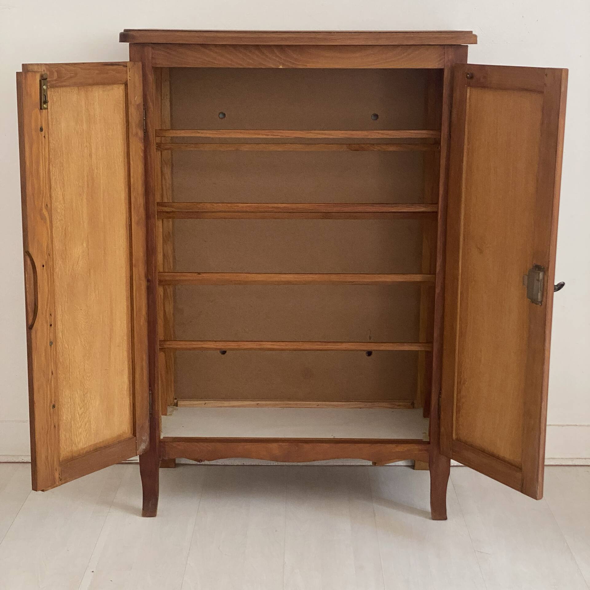 Buffet parisien rangement chaussure vintage 1970's  Hauteur : 101,5 cm