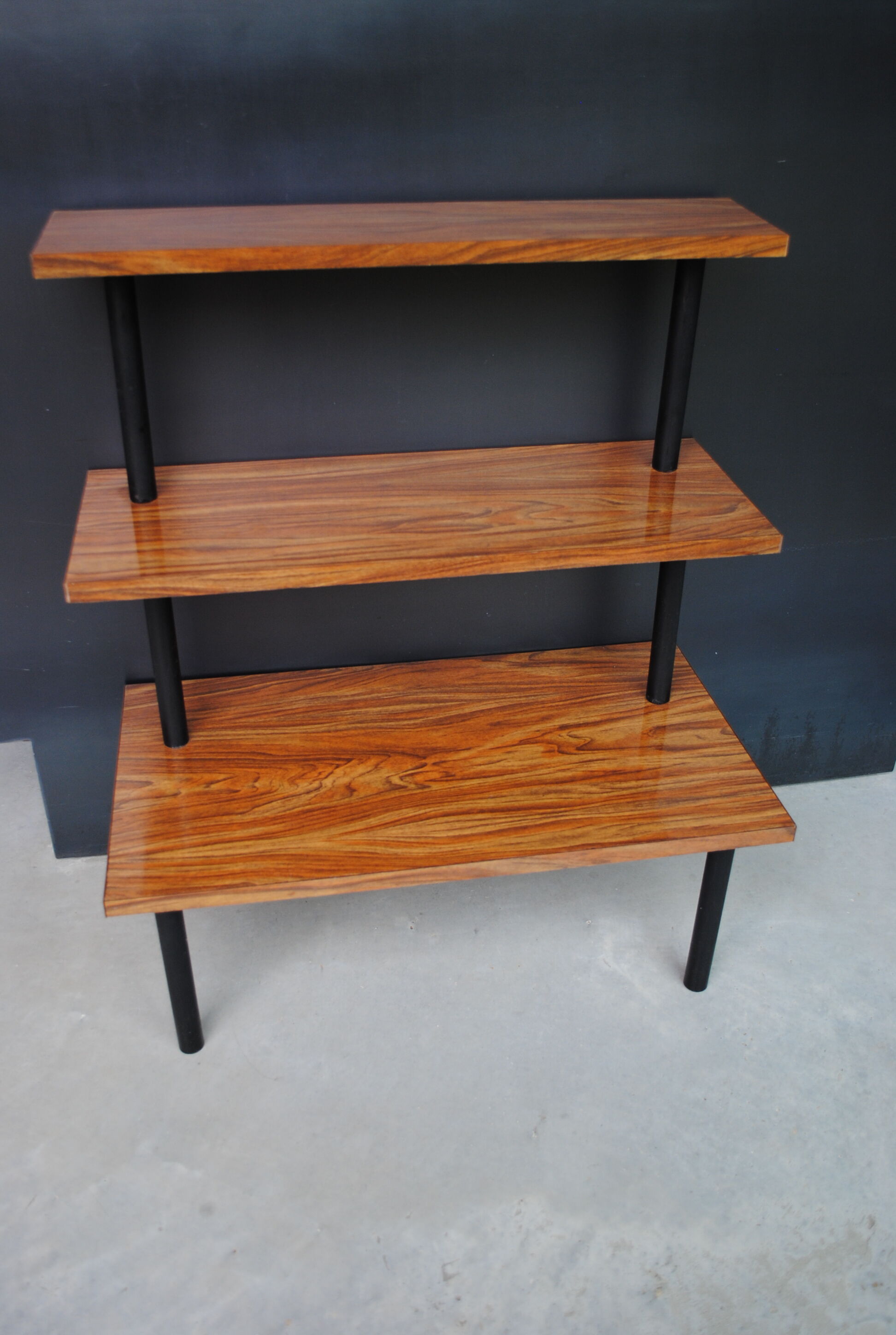 Etagère sur pieds en formica