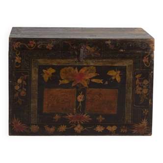 Antique painted wooden chest – Polychrome Chinese dowry chest – circa 1880–1920