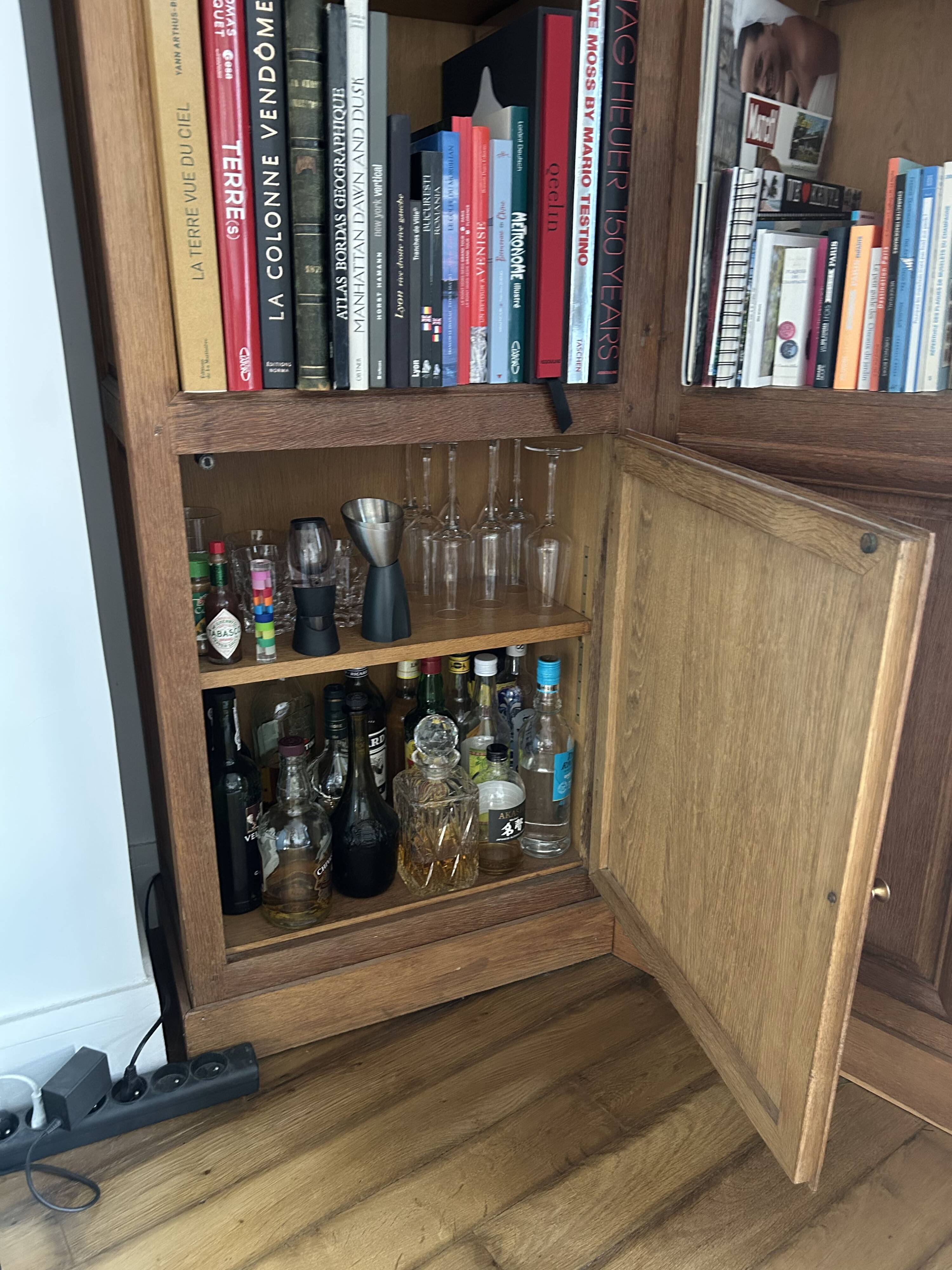 Custom U-shaped wall library – Solid wood and oak