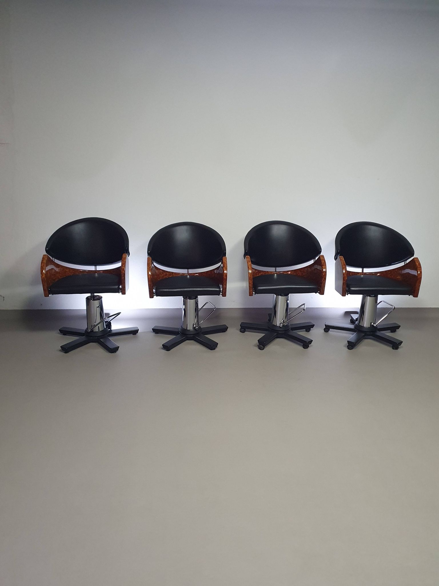 4 chaises de barbier italiennes des années 80, réglables en hauteur