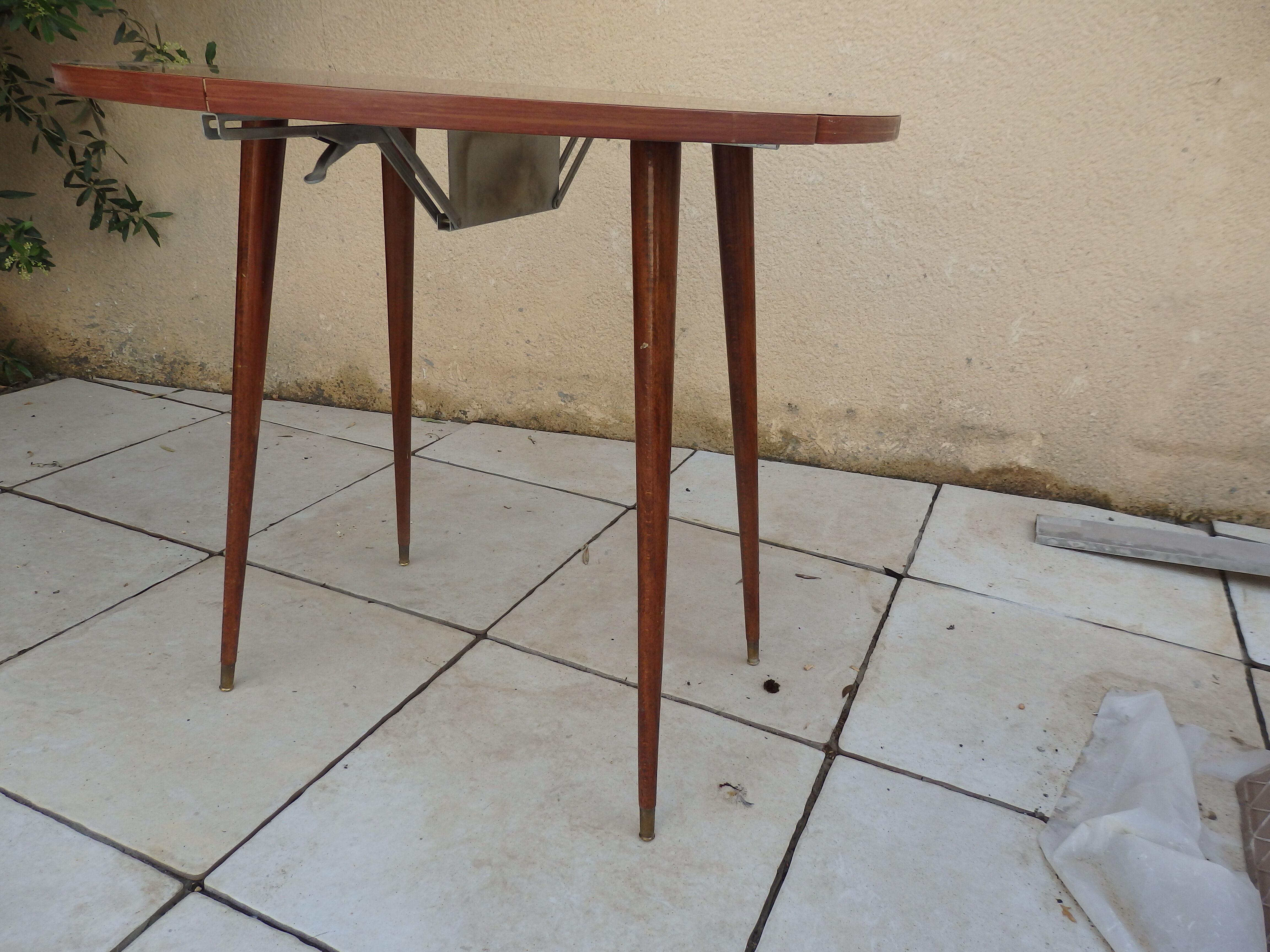 Kitchen table feet compass formica extendable complaint