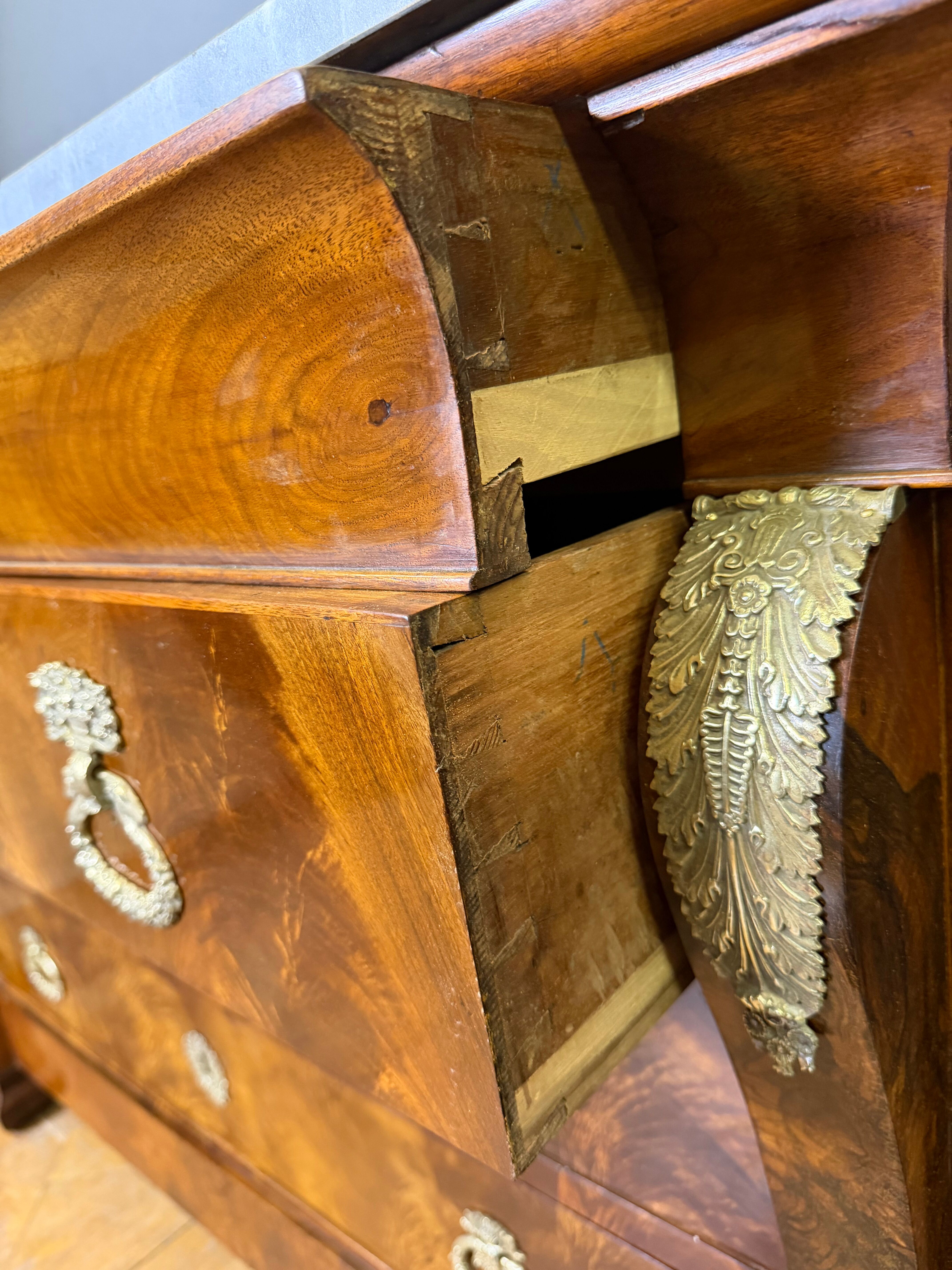 commode d'époque Restauration à Crosses