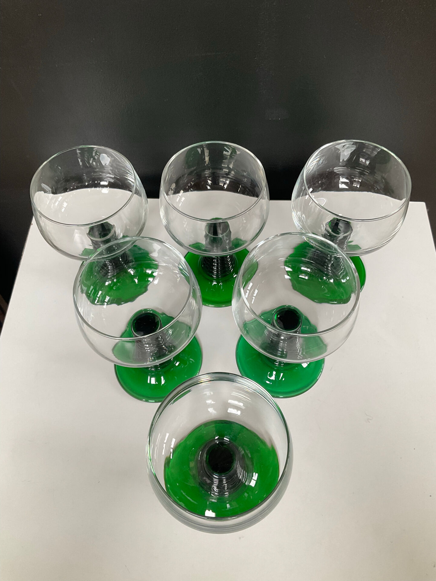 Série de 6 verres à vin vintage à pied spiral vert