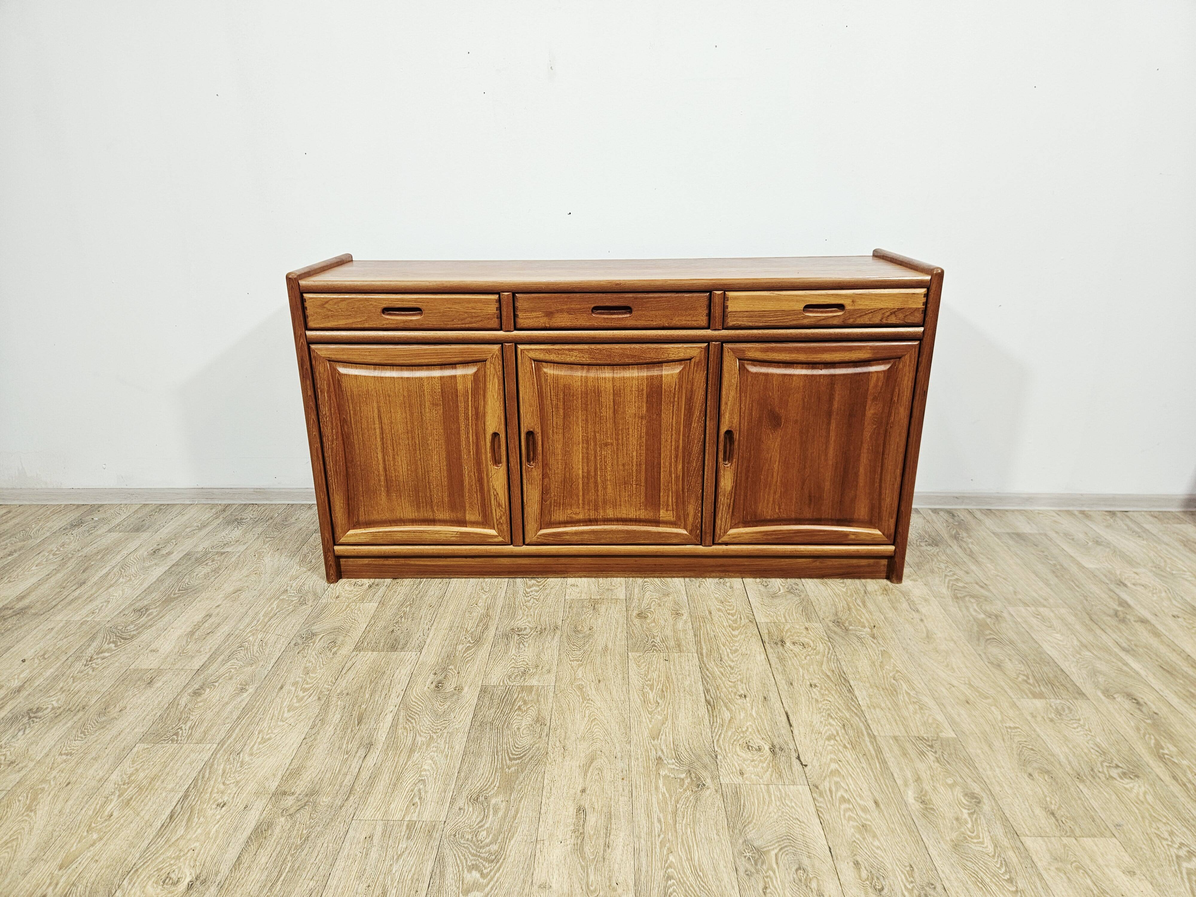 Buffet danois moderne Dyrlund Dania en teck, années 1980