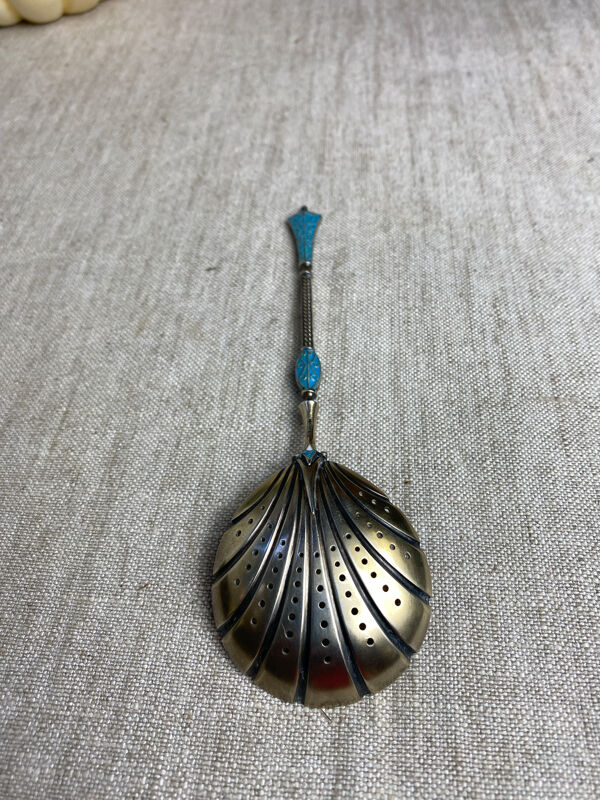 Cuillère à soupoudrer en argent émail cloisonné  par David Andersen