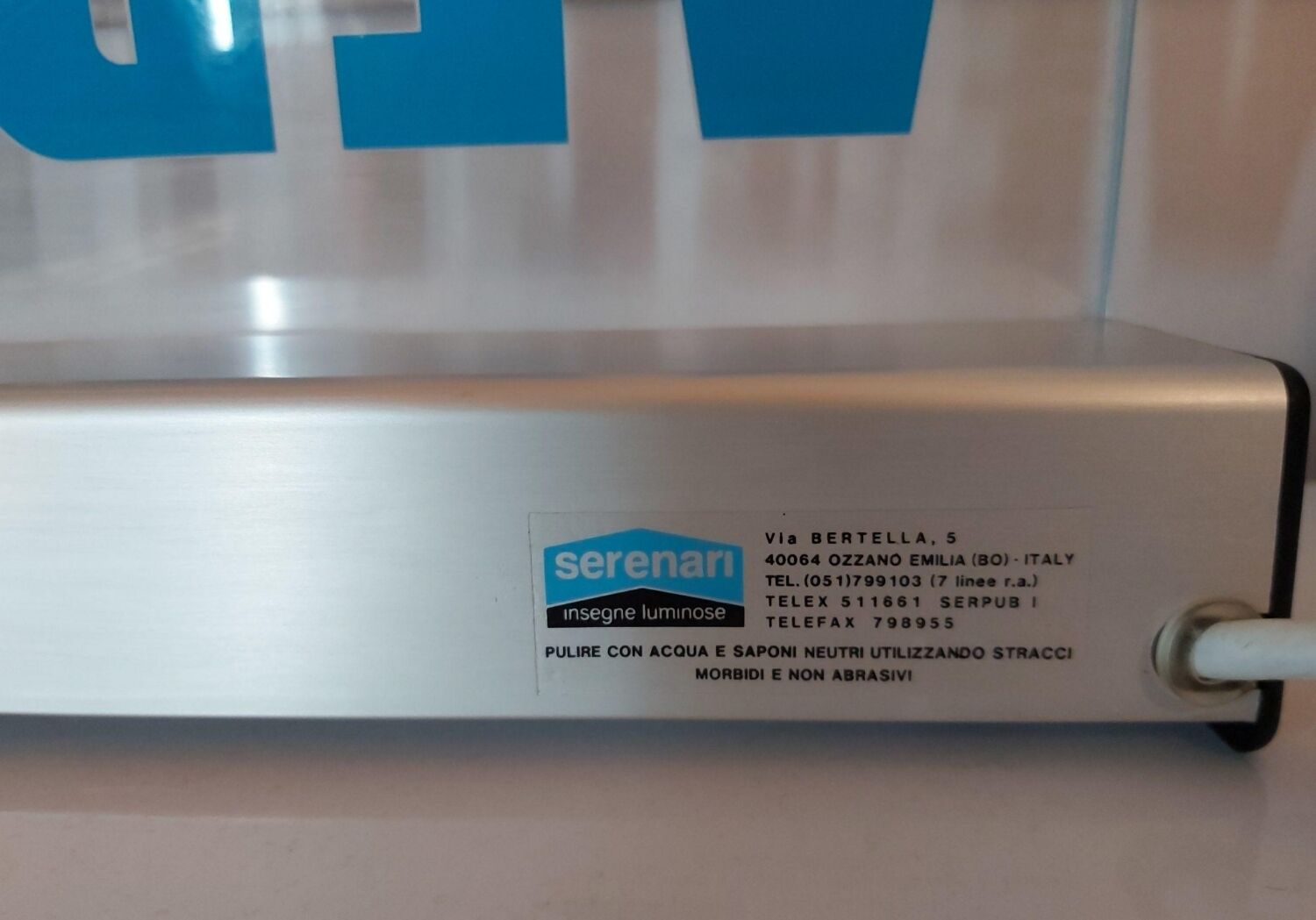 Illuminated advertising sign vedette