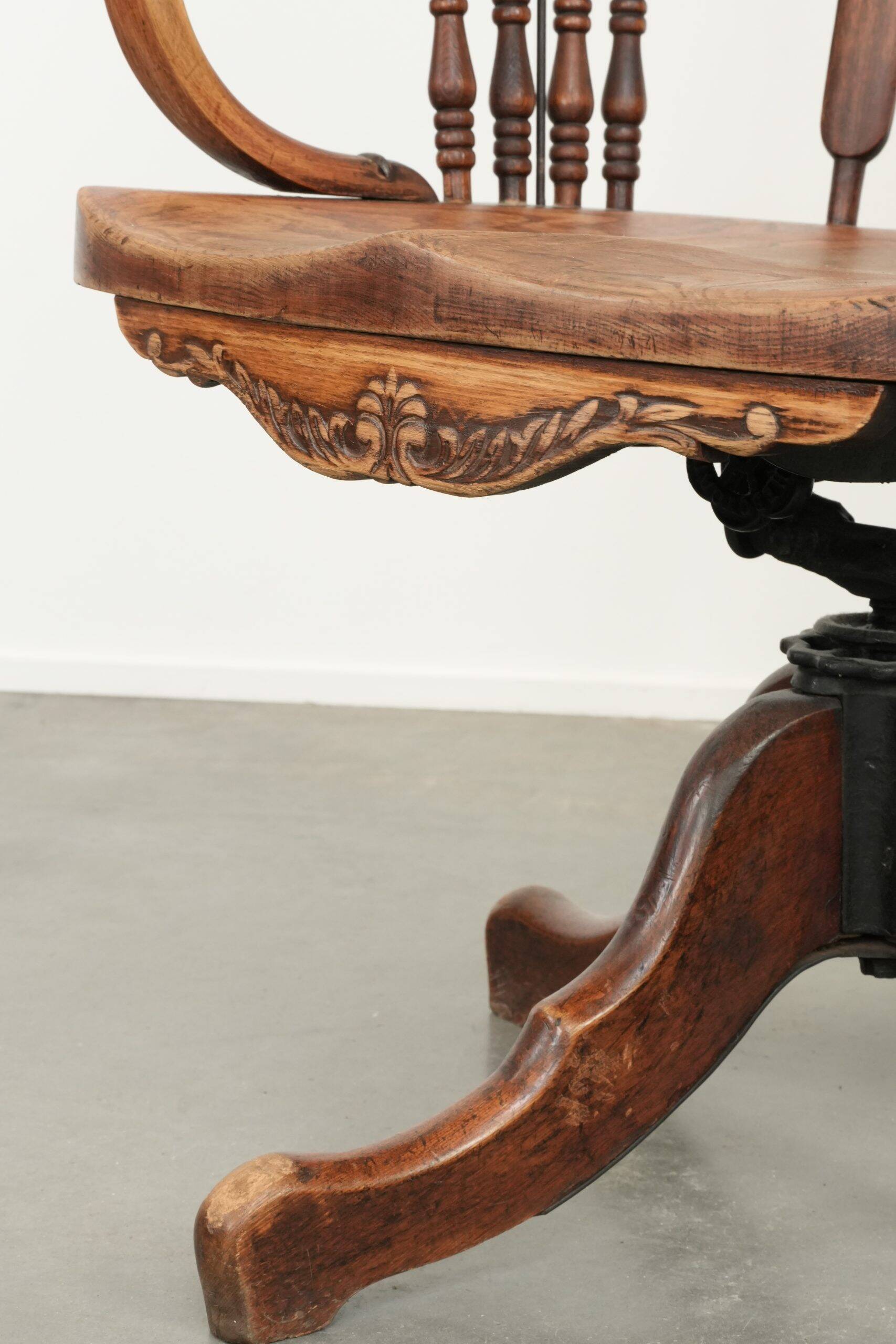Chaise de bureau charmante avec de belles sculptures en bois du début du 20e siècle.