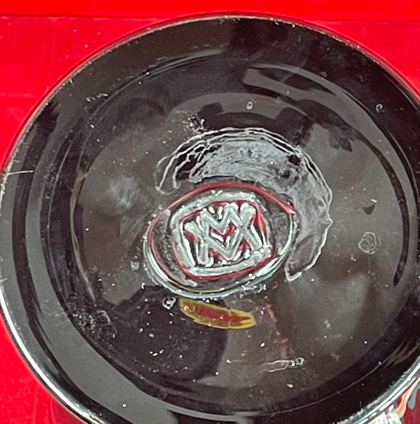 Vase sur pied douche signé Maure Vieil signé VM en pâte de verre noir 22 cm