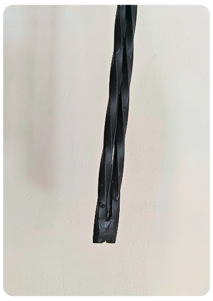 Sellette carrée en métal perforé noir attribuée à Mathieu Matégot