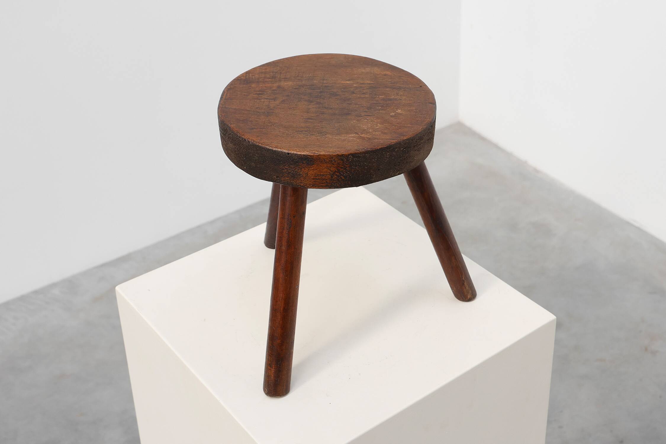 Tabouret trépied en chêne rustique, France, vers 1900