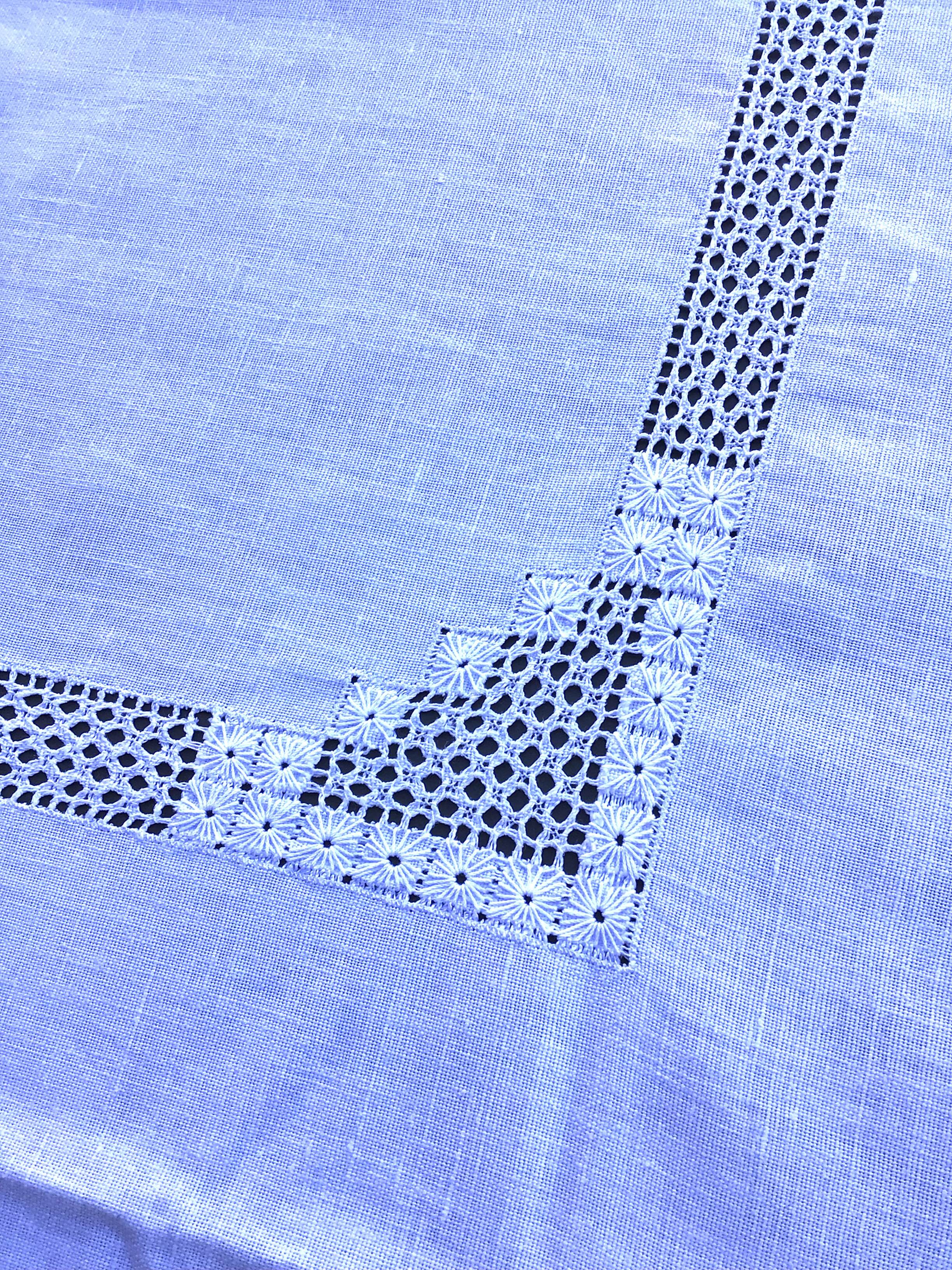 Nappe rectangulaire motif ajouré brodé