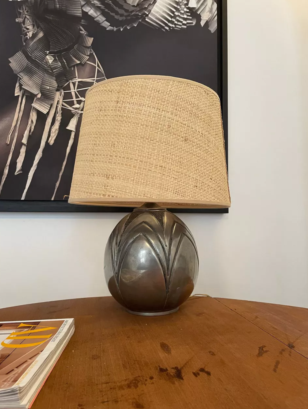 Lampe vintage en dinanderie René Delavan, étain et raphia