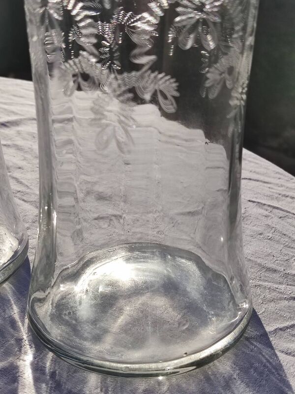 Deux bouteilles anciennes en verre gravé